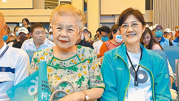 外传柯文哲胞妹、台大医师柯美兰（右）将代表民众党参选竹市“立委”