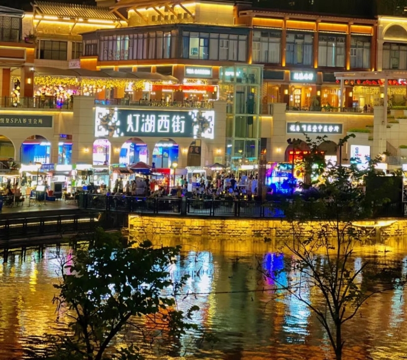 佛山市中心的千灯湖，晚上变身大型夜市。图：小红书@是捷米呀