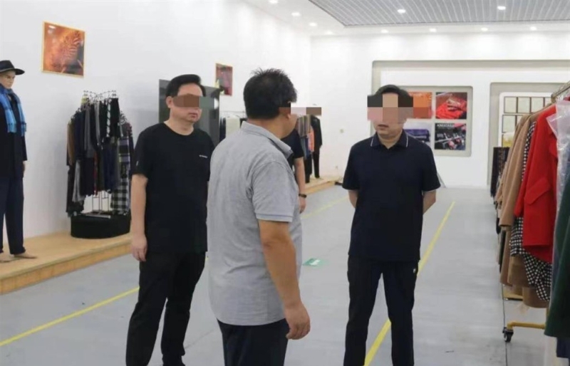 河北官员调研图片上衣LOGO被改图。 河北官员调研图片上衣LOGO被改图。