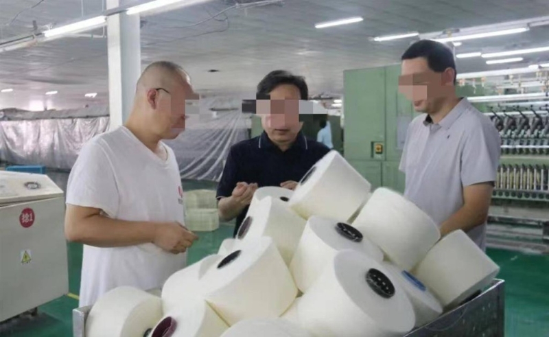 河北官员调研图片上衣LOGO离奇被改图。. 河北官员调研图片上衣LOGO离奇被改图。.