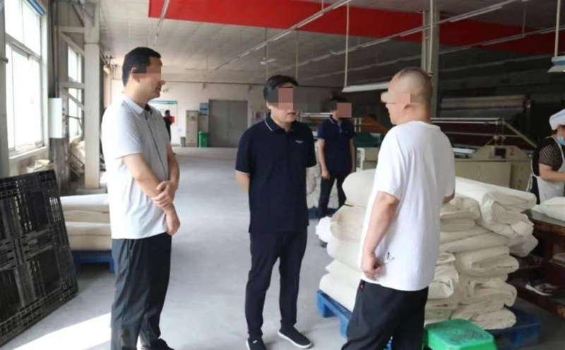 河北官员调研图片上衣LOGO离奇被改图。 河北官员调研图片上衣LOGO离奇被改图。