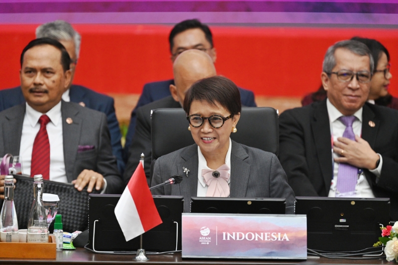印尼为今年东盟主席国，外交部长蕾特诺（Retno Marsudi）4日与东盟成员国外长举行会议，讨论区域面临的挑战。中央社