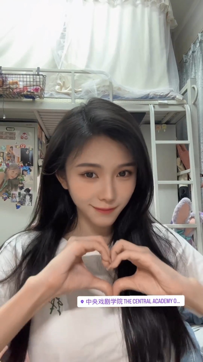 王敏慈透露返中央戏剧学院开学。 王敏慈透露返中央戏剧学院开学。
