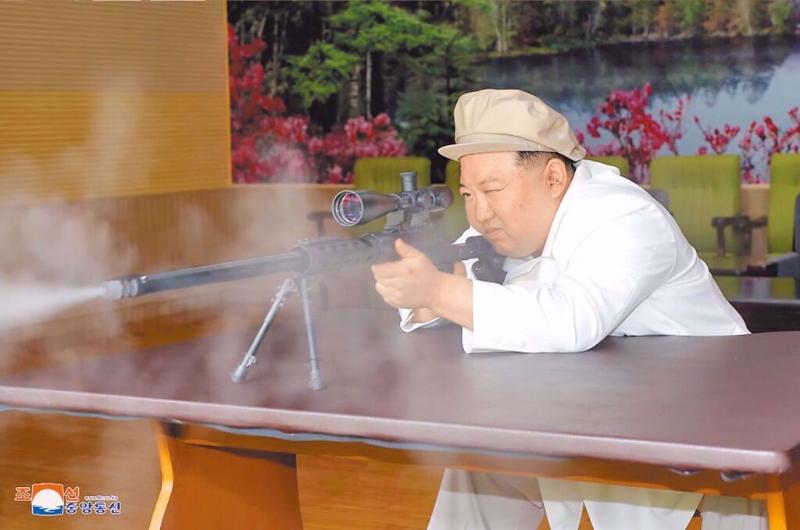 金正恩试射枪枝。 金正恩试射枪枝。