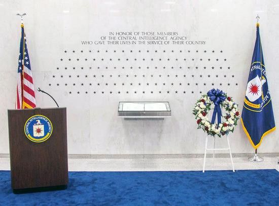 美国中央情报局总部挂满黑星的大理石墙，马克南是墙上挂的第一颗黑星