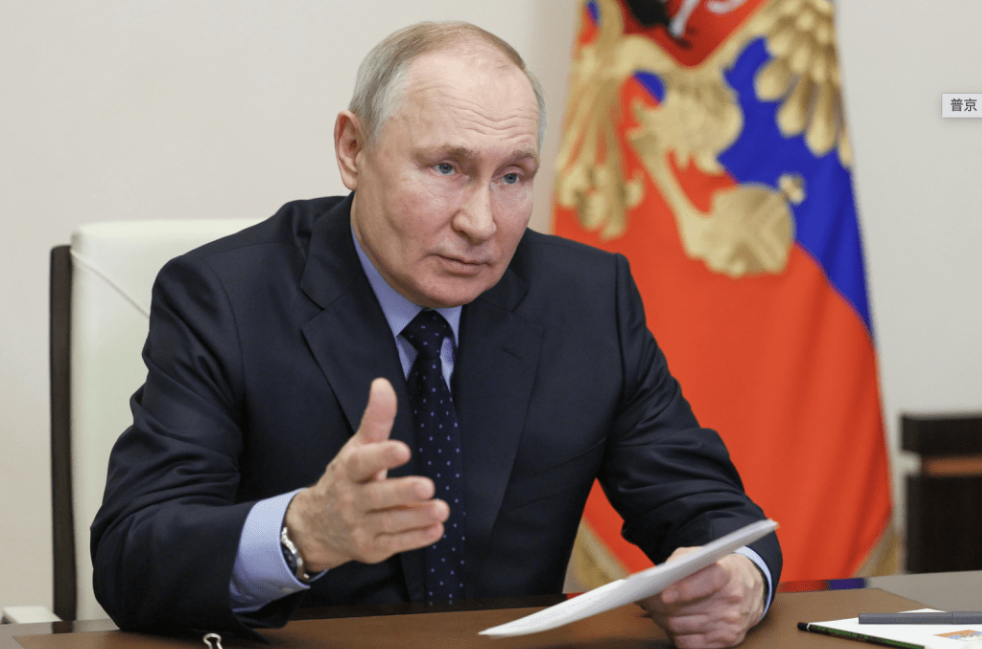 普京习惯把手表戴在右手腕上。 美联社 普京习惯把手表戴在右手腕上。 美联社