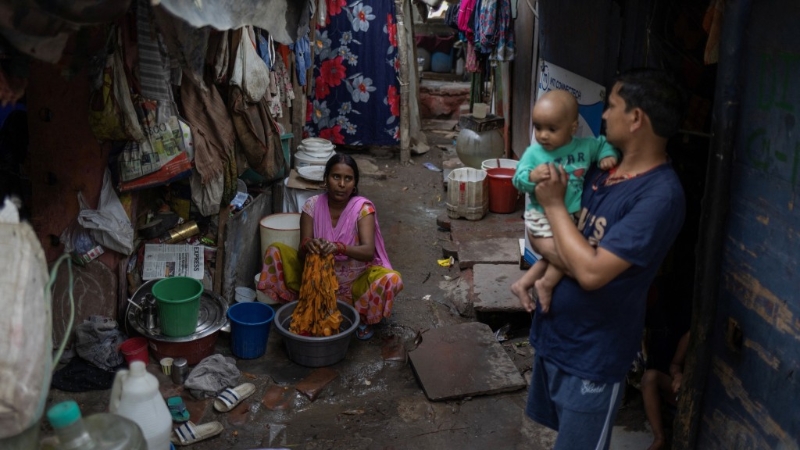 库马尔(右)一家5口原本居住的贫民窟被清拆。 图为清拆前。 路透社 库马尔(右)一家5口原本居住的贫民窟被清拆。 图为清拆前。 路透社