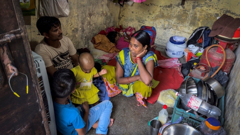 库尔玛(右)一家5口搬到一处套房住了2个月。 路透社 库尔玛(右)一家5口搬到一处套房住了2个月。 路透社