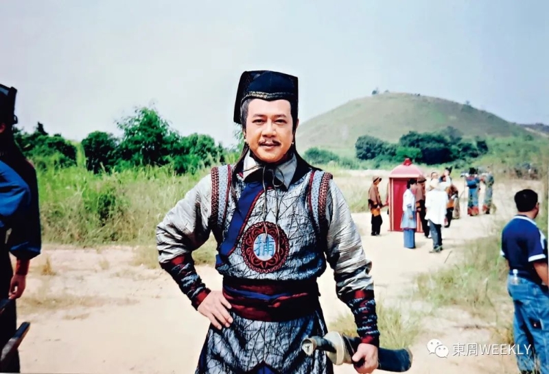 而古装造型,则是在香港太阳谷取景的《秀才遇着兵》。 而古装造型,则是在香港太阳谷取景的《秀才遇着兵》。