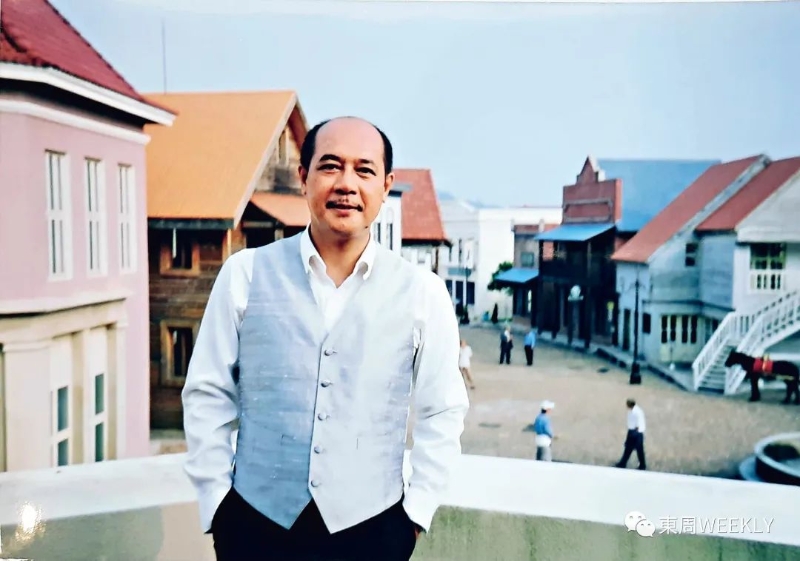 照片中的时装扮相,是他20年前在中山影城拍摄《难兄难弟》; 照片中的时装扮相,是他20年前在中山影城拍摄《难兄难弟》;