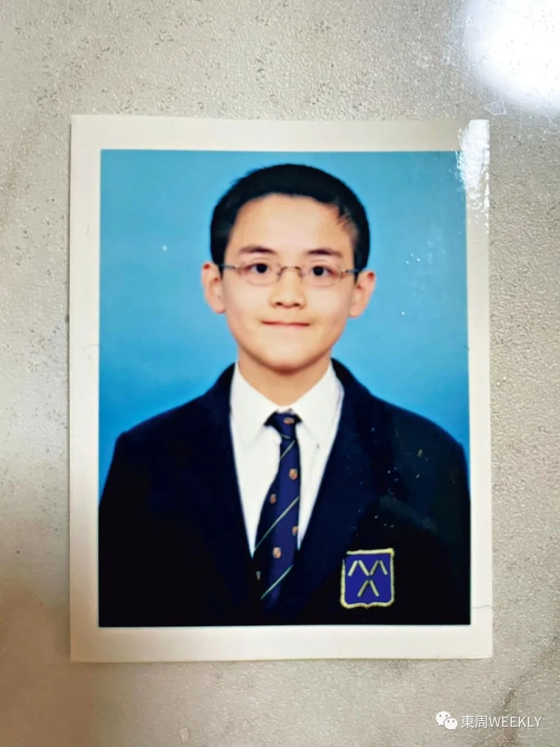 照片中的他,虽然戴着眼镜,但已经长得眉清目秀,讨人喜爱! 照片中的他,虽然戴着眼镜,但已经长得眉清目秀,讨人喜爱!