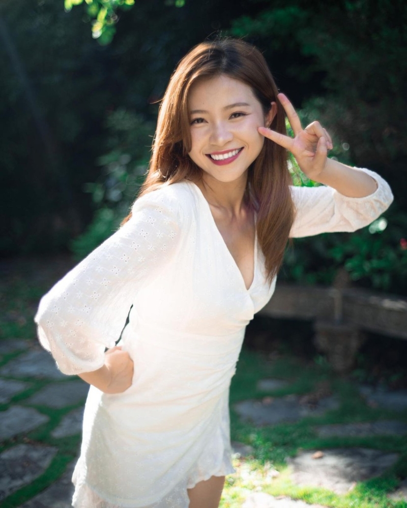 余茵娜又晒Deep V装,心口越来越少布。 余茵娜又晒Deep V装,心口越来越少布。