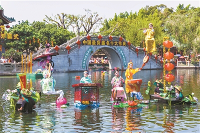 水上飘色,自有精妙。 广州日报全媒体记者苏俊杰 摄 水上飘色,自有精妙。 广州日报全媒体记者苏俊杰 摄