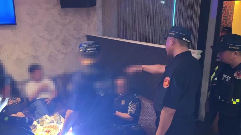 中山分局长陈金城亲自带队，针对可能为黑帮分子依附盘据处所执行盘检。（警方提供）