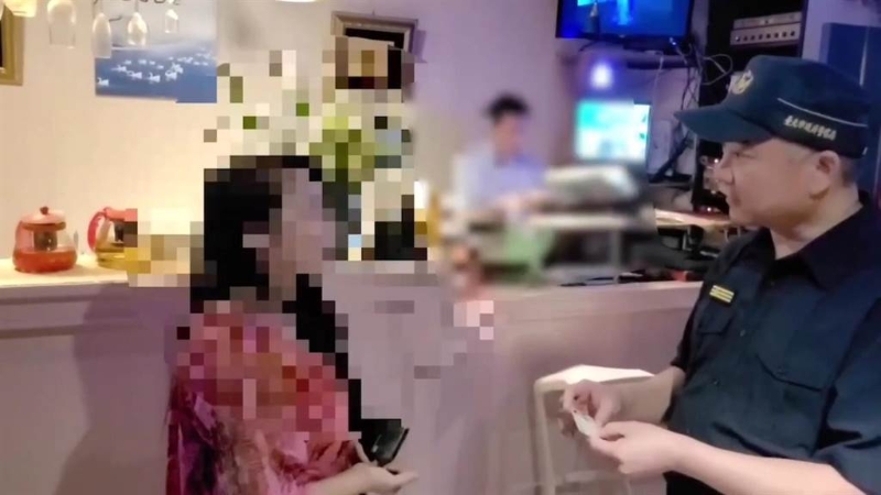 中山分局长陈金城亲自带队，针对可能为黑帮分子依附盘据处所执行盘检。 （警方提供）