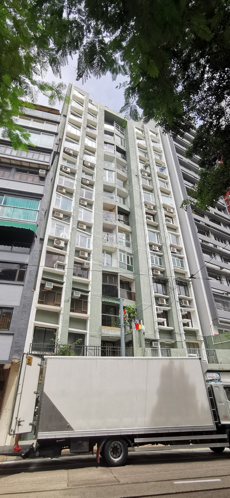 跑马地黄泥涌道翠景楼1967落成入伙，首年11楼单位便发生灶底藏尸案。