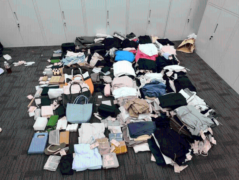 民警上门时发现夫妻一屋子都是偷来的无印良品衣服。 民警上门时发现夫妻一屋子都是偷来的无印良品衣服。