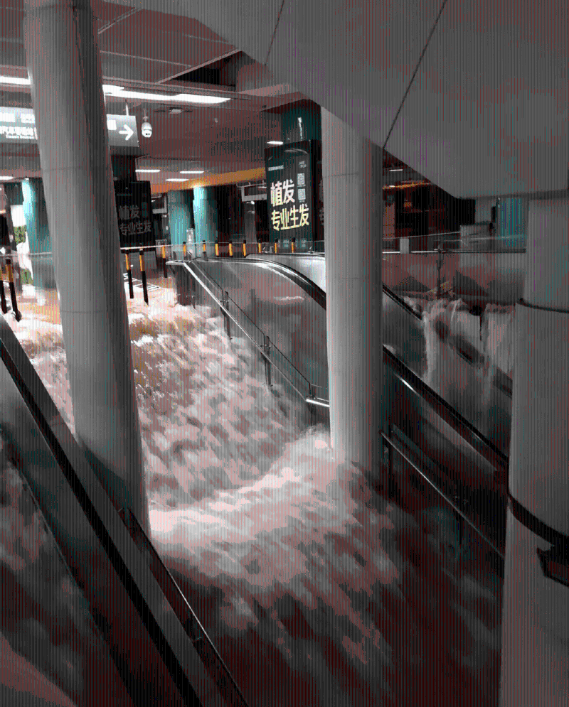 罗湖关口岸对出,深圳火车站负一樱,水浸情况严重,扶手电梯都被淹了。 罗湖关口岸对出,深圳火车站负一樱,水浸情况严重,扶手电梯都被淹了。