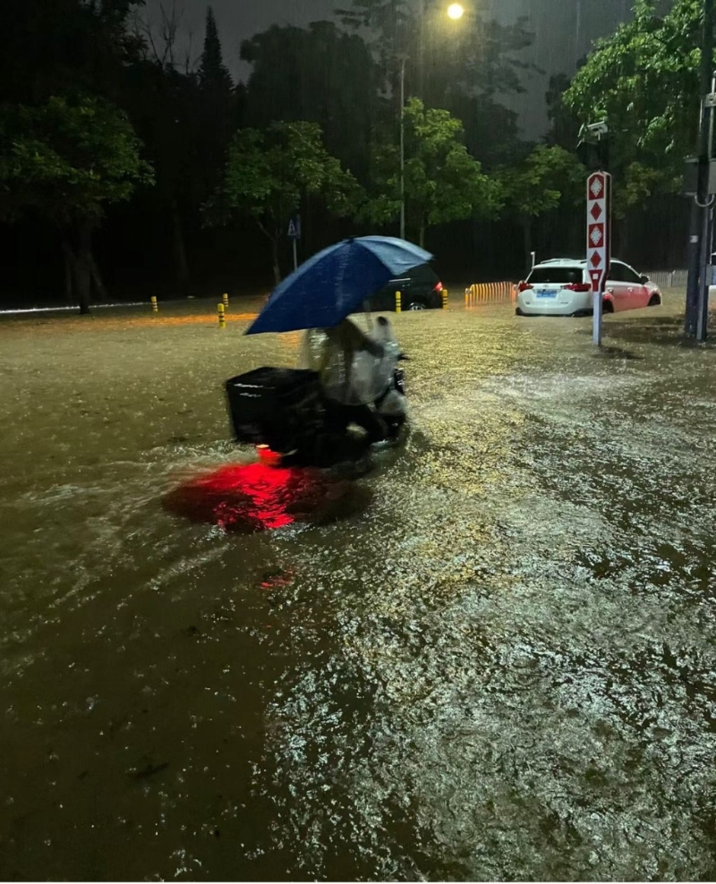 深圳外卖员仍要出外送餐。(图:小红书) 深圳外卖员仍要出外送餐。(图:小红书)