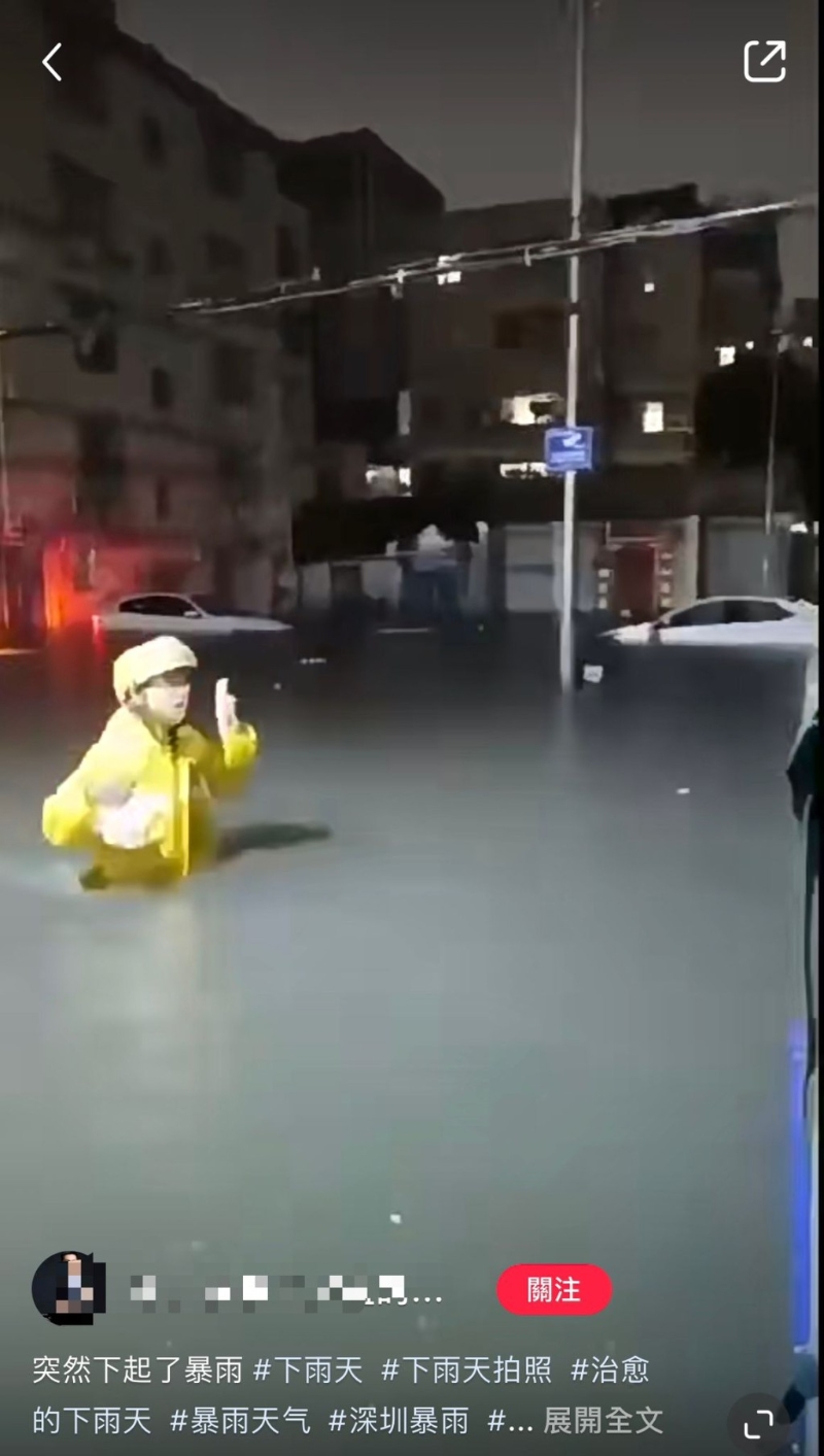 外卖员站在暴雨中找寻雨下单的客人。(图: 小红书) 外卖员站在暴雨中找寻雨下单的客人。(图: 小红书)