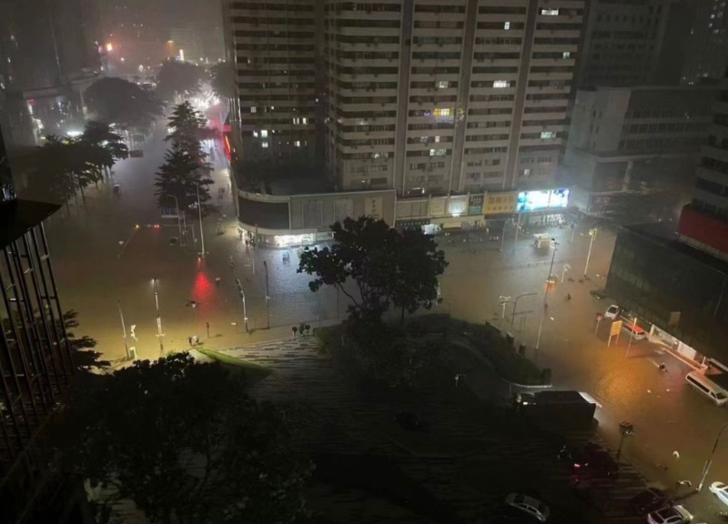 网民拍到罗湖国贸附近的情况。(图:小红书) 网民拍到罗湖国贸附近的情况。(图:小红书)