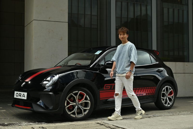 周吉佩试电动车ORA 周吉佩试电动车ORA