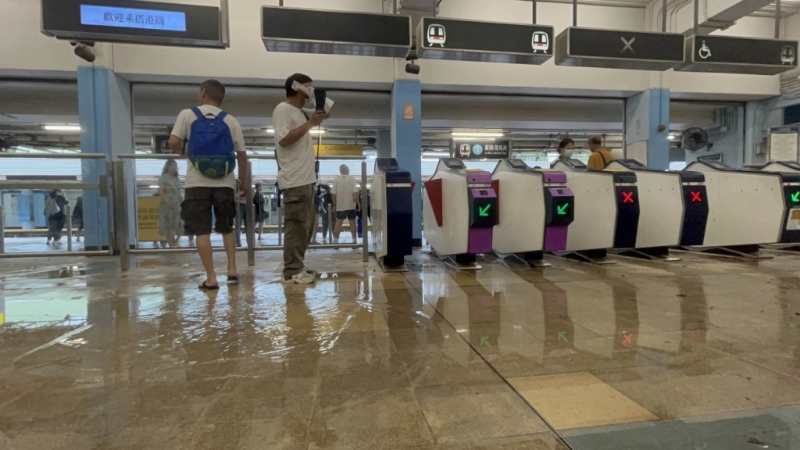 入闸机前大堆积水。 入闸机前大堆积水。