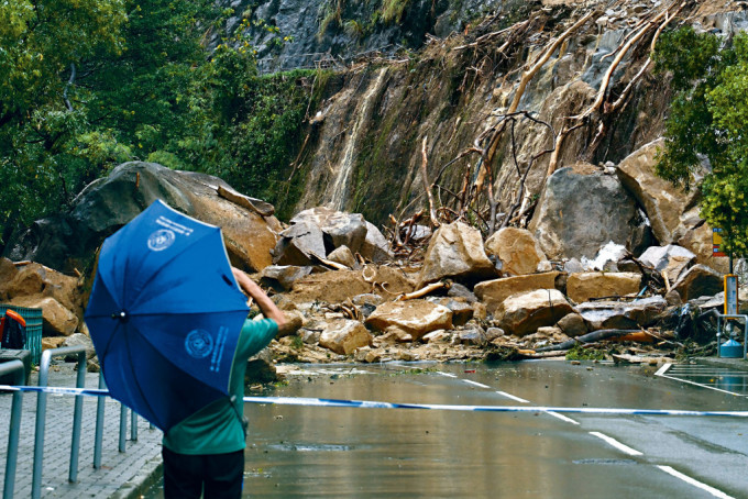 筲箕湾耀东邨有山泥倾泻,大量巨石堵塞路面。 筲箕湾耀东邨有山泥倾泻,大量巨石堵塞路面。