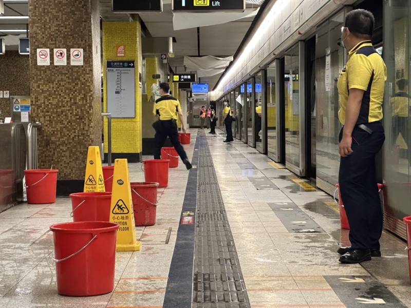 职员摆“水桶阵”保乘客安全 职员摆“水桶阵”保乘客安全