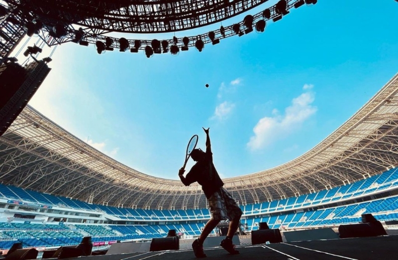 周杰伦较早前分享抵达今站演唱会场地天津体育中心照片。