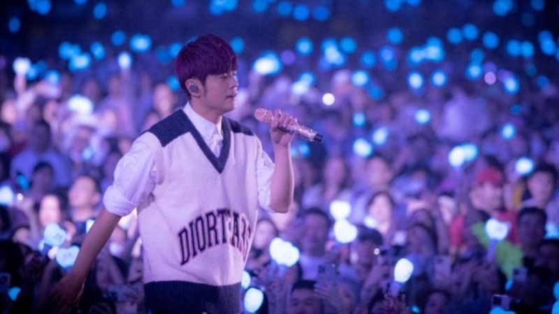 周杰伦9月8日晚在天津举行演唱会时因舞台机件出事令他一度被困铁球，其后他继续演唱，表现未有受影响。