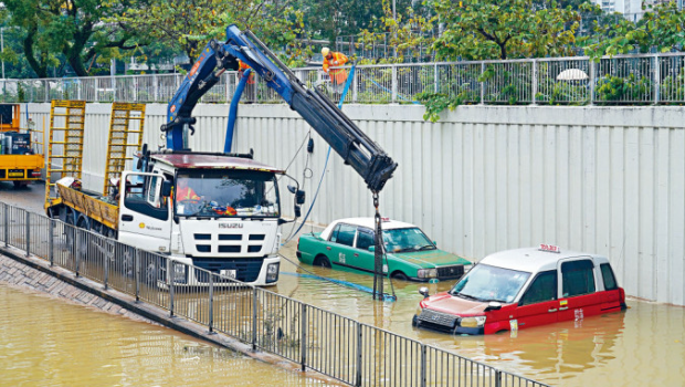 黑雨造成多区水浸,香港损失约7.8亿港元 黑雨造成多区水浸,香港损失约7.8亿港元