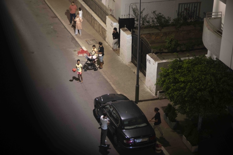 摩洛哥拉巴特发生地震后，人们在屋外避难。 AP