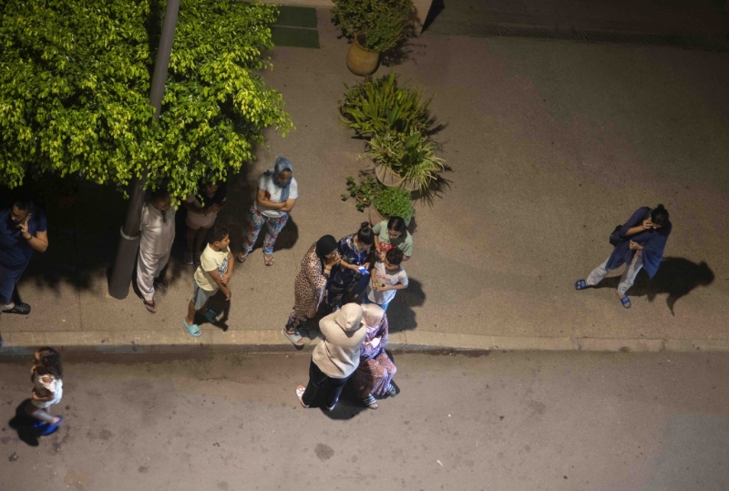 摩洛哥拉巴特发生地震后，人们避难并用手机查看新闻。 AP