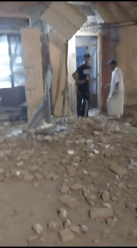 网片显示，有建筑物损毁，地上满是瓦砾及混凝土碎片。