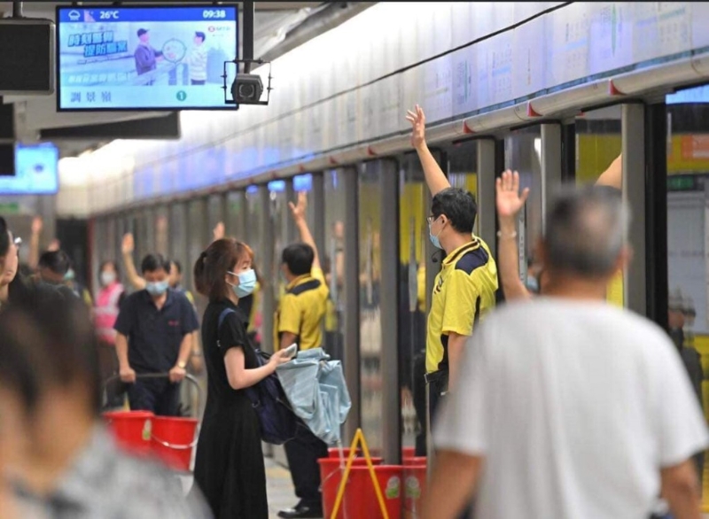 港铁黄大仙站重开不足5小时，架空电缆爆出火花需暂停服务