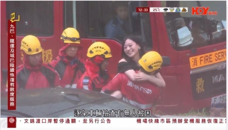 女子被救出时起初只是含蓄地笑。 《HOYTV》新闻截图