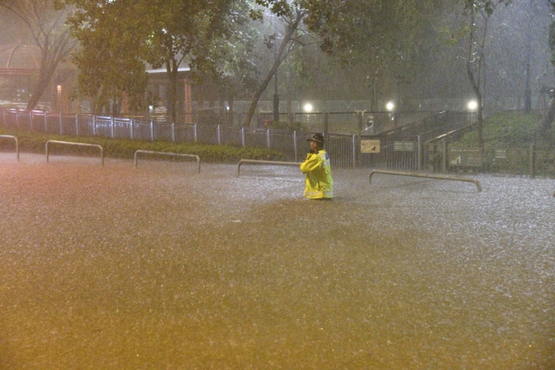 警员黑雨期间在大埔执勤，水深及腰。
