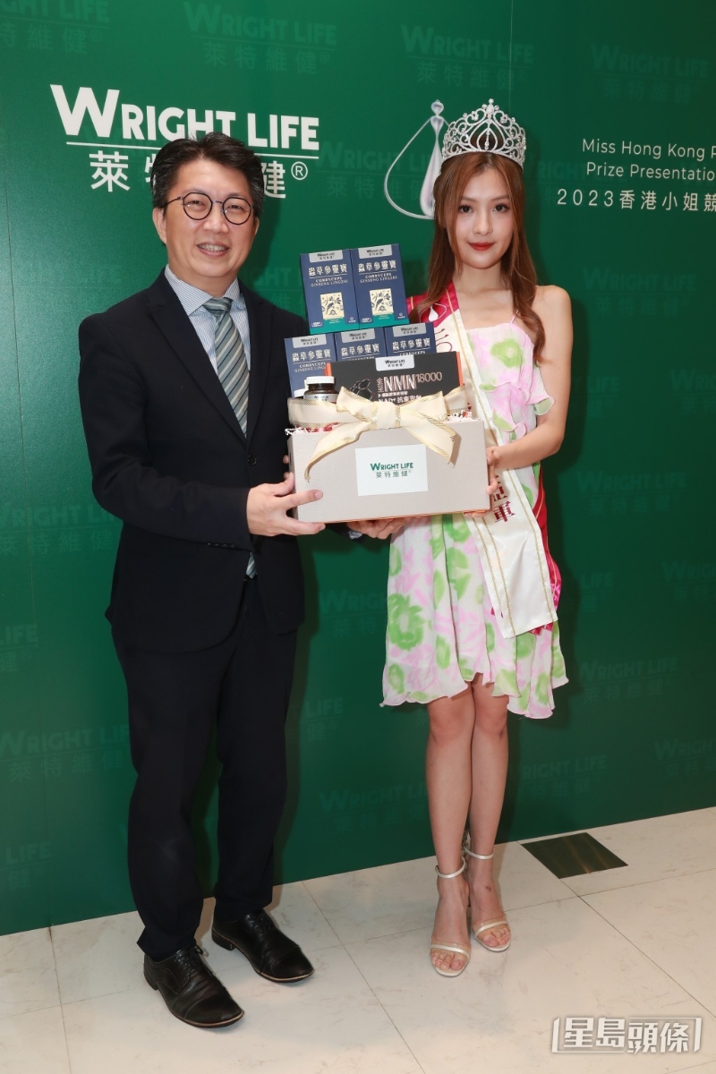 王怡然似乎强颜欢笑。 王怡然似乎强颜欢笑。