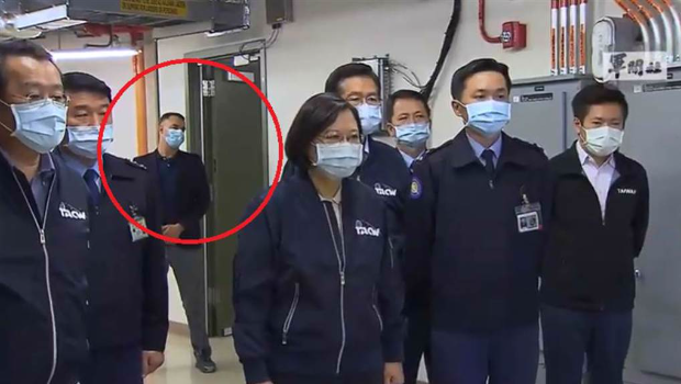 蔡英文2020年视导乐山雷达站,影片中出现一位美方人员。 蔡英文2020年视导乐山雷达站,影片中出现一位美方人员。