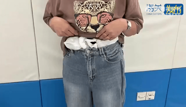 内地海关在女子的腰部、胸前查获绑藏一批活体动物，包括15条蛇及1条蜥蜴。