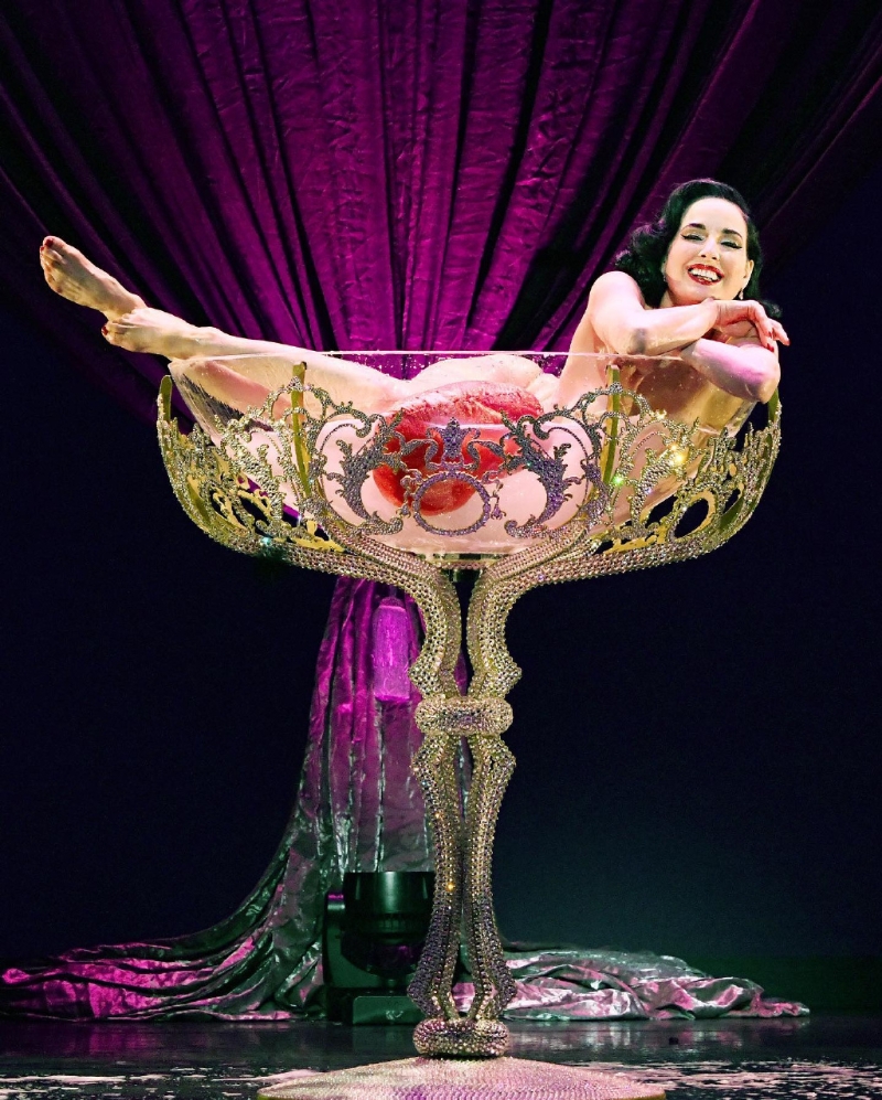 女星Dita Von Teese凭「疯马秀」上近乎全裸的脱衣舞表演而闻名世界。 女星Dita Von Teese凭「疯马秀」上近乎全裸的脱衣舞表演而闻名世界。