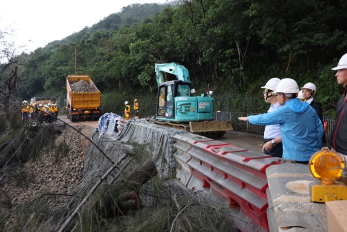 李家超到石澳道路陷现场视察。 李家超到石澳道路陷现场视察。