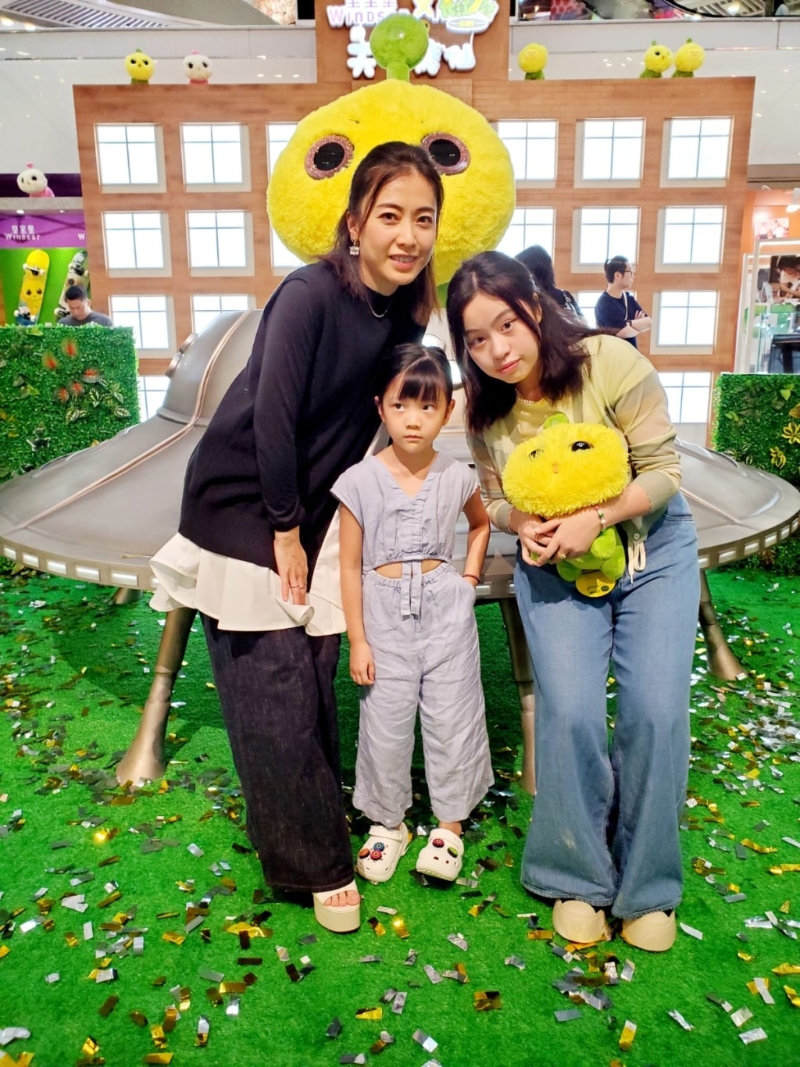 甘比两个爱女今日亦有现身。 甘比两个爱女今日亦有现身。