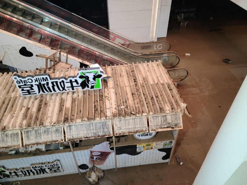 早前受暴雨影响被水淹半层的黄大仙中心北馆LG层,早上7时51分再次出现轻微水浸。 早前受暴雨影响被水淹半层的黄大仙中心北馆LG层,早上7时51分再次出现轻微水浸。