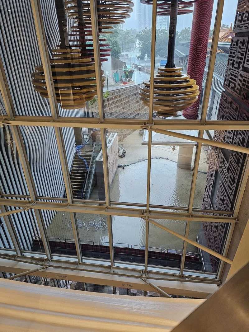 约8时25分现场更出现小河流。 约8时25分现场更出现小河流。