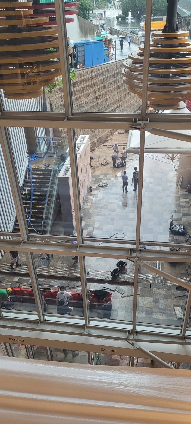 下午约2时半的黄大仙中心北馆LG层地面积水已排走。 下午约2时半的黄大仙中心北馆LG层地面积水已排走。