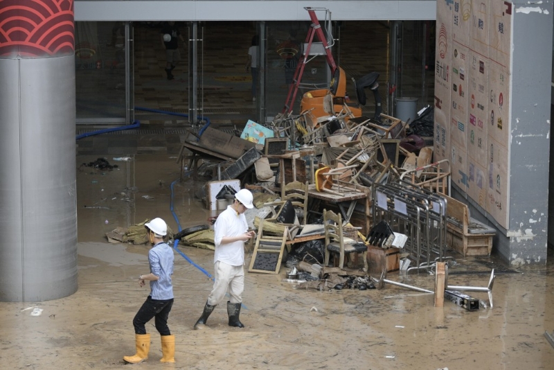 工人在进行清洁工作。 工人在进行清洁工作。