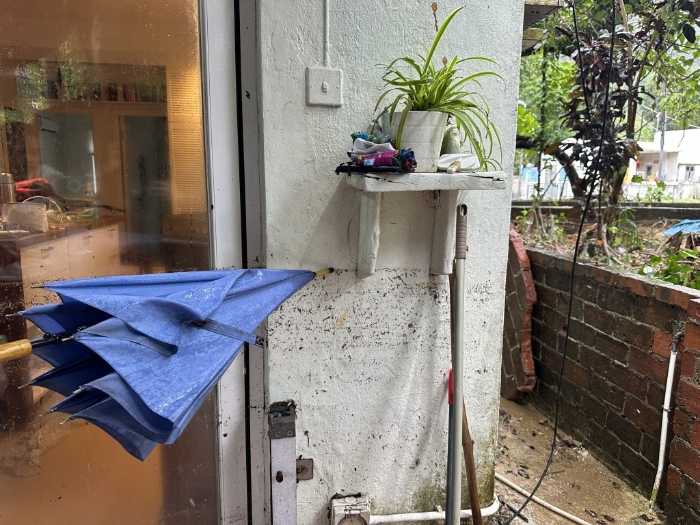 屋外的雨水一度高达1米。
