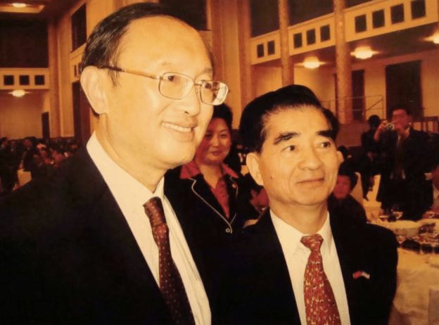 梁成运和前国务委员、外长杨洁篪在人民大会堂合影。